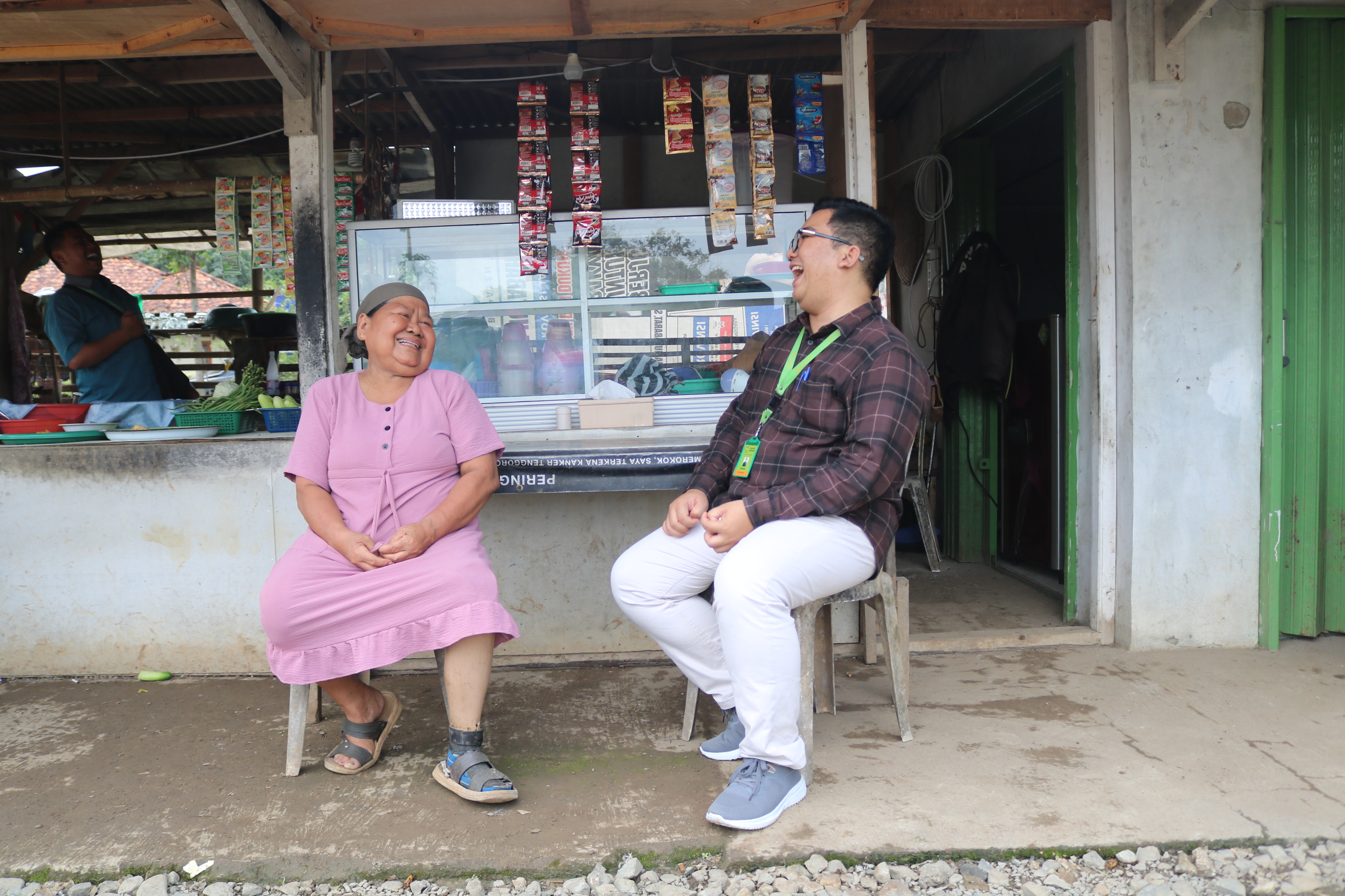 Rohanah and a loan officer from KOMIDA